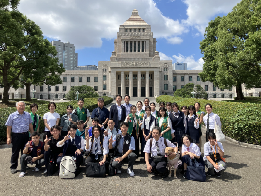国会議事堂前での集合写真