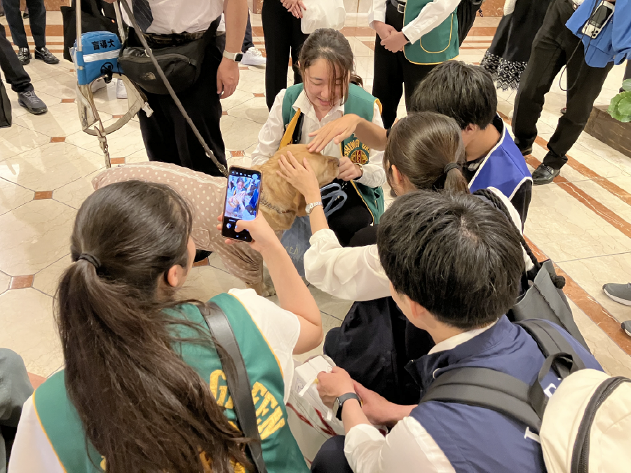 学生数人と触れ合うウパちゃん