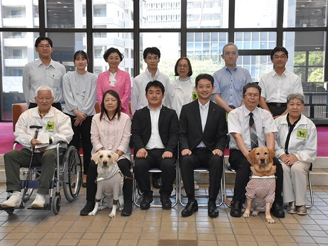 議員と盲導犬使用者との集合写真