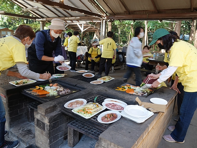 バーベキューでの交流会の様子