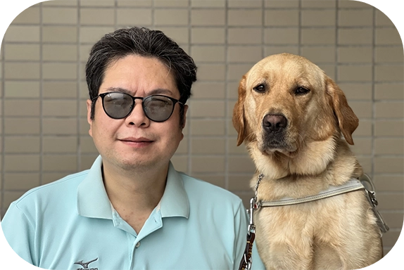 代表松井さんと盲導犬ウパちゃんのバストアップ写真